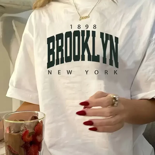 Brooklyn Harf Baskılı Düşük Omuzlu T-shirt, Rahat Kısa Kollu Bol T-shirt, Kadın Giyim - Beyaz