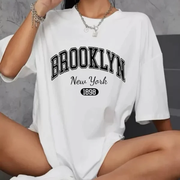 Brooklyn Harf Baskılı Düşük Omuzlu T-shirt, Rahat Kısa Kollu Bol T-shirt, Kadın Giyim - Beyaz