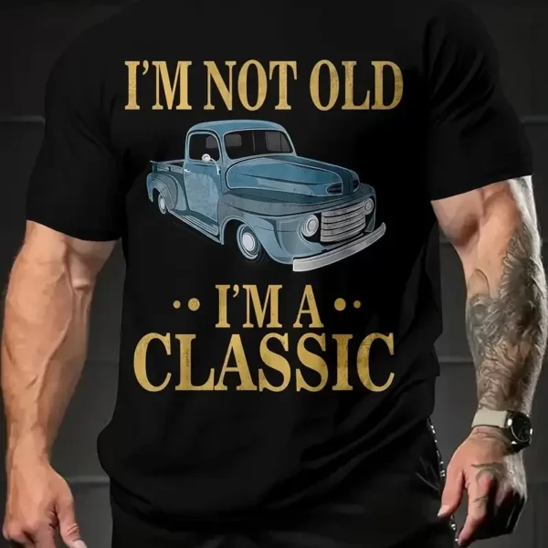 Erkek Vintage Araba Grafik T-Shirt - "Ben Yaşlı Değilim Ben Bir Klasiğim" Esprili Baskı  Nefes Alabilir Kumaş, Günlük Yaz ve Yıl Boyu Giyim için Oversize Kısa Kollu Tişört - Siyah