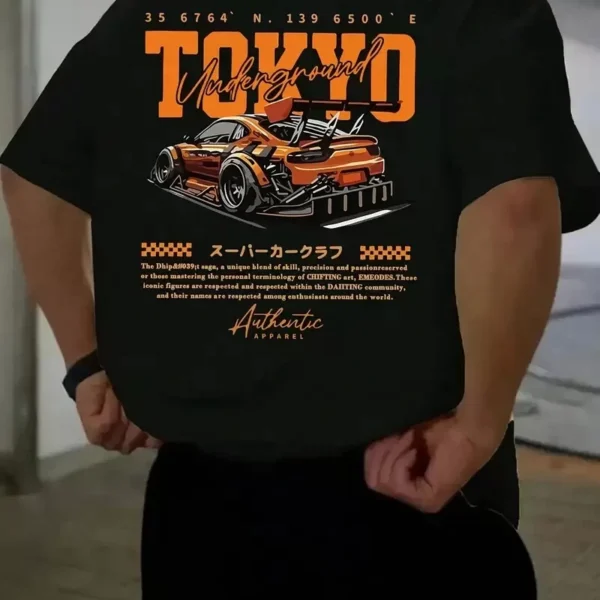 Erkek Turuncu Spor Araba Grafik Tişört - "TOKYO" Baskılı Günlük Oversize Kısa Kollu Tişört, Yetişkinler için Yazlık Giyim, Turuncu Araba Tasarımı- Siyah