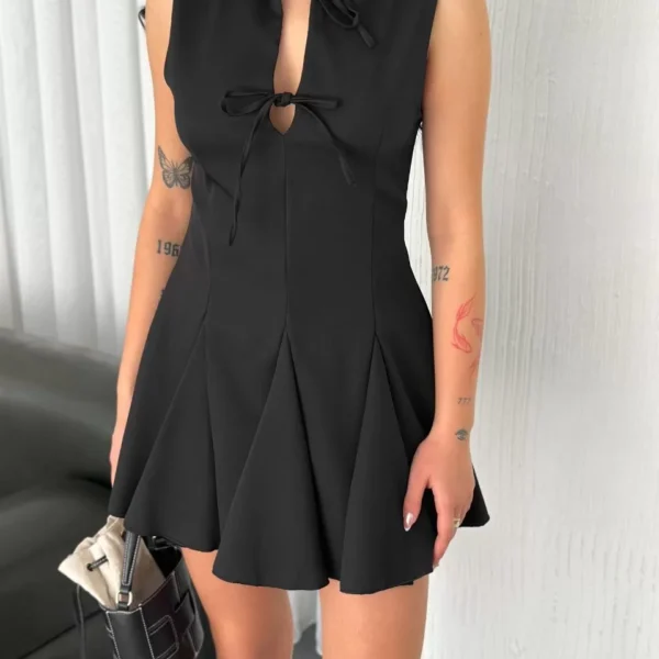 Göğüs Bağlamalı Kolsuz Mini Boy Elbise - Siyah